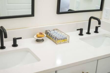 The Warhol - Pet-Friendly Apartment بنتونفيل المظهر الخارجي الصورة