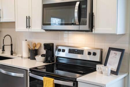 The Warhol - Pet-Friendly Apartment بنتونفيل المظهر الخارجي الصورة