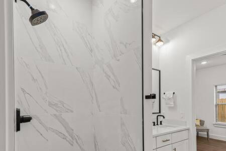 The Warhol - Pet-Friendly Apartment بنتونفيل المظهر الخارجي الصورة
