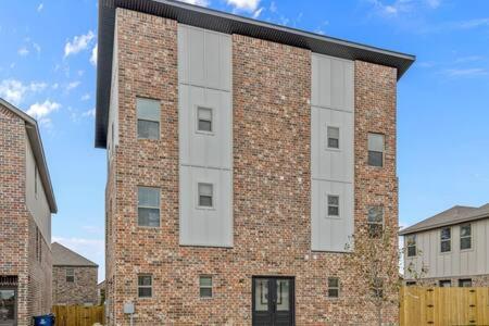 The Warhol - Pet-Friendly Apartment بنتونفيل المظهر الخارجي الصورة