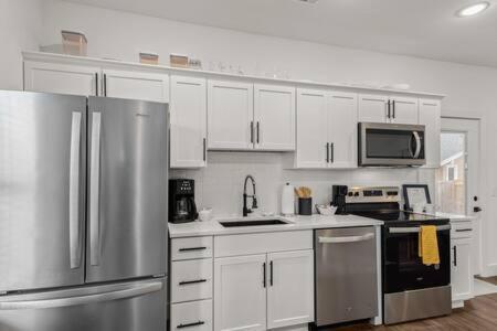 The Warhol - Pet-Friendly Apartment بنتونفيل المظهر الخارجي الصورة